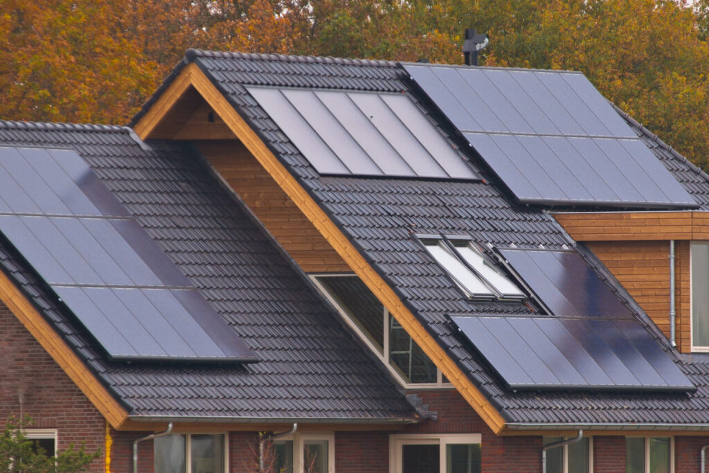 solar-panels-on-house-2023-11-27-05-25-41-utc_Easy-Resize.com